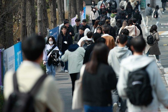 서울시내 한 대학교에서 학생들이 이동하고 있는 모습. 통계청 국가통계포털(KOSIS)에 따르면 지난 2월 비경제활동인구 중에 구직 활동이나 취업 준비를 하지 않고 활동 상태를 ‘쉬었음’이라고 답한 15~29세 청년층은 49만7000명으로 나타나 역대 최대치를 기록했다. 2023.3.20/뉴스1 ⓒ News1