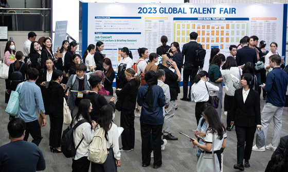 21일 서울 강남구 코엑스에서 열린 ‘2023 글로벌 탤런트 페어(GLOBAL TALENT FAIR)’를 찾은 구직자들이 입장을 기다리고 있다. 2023.8.21/뉴스1 ⓒ News1