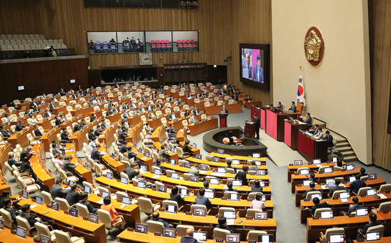 한덕수 국무총리가 5일 오후 서울 여의도 국회에서 열린 제410회 국회(정기회) 제2차 본회의 정치 분야 대정부질문에서 설훈 더불어민주당 의원의 질문에 답하고 있다. 2023.9.5/뉴스1