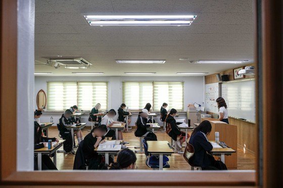 6일 서울 영등포구 여의도여고에서 열린 ‘2024학년도 대학수학능력시험 9월 모의평가’에서 고3 수험생들이 시험 시작을 기다리고 있다. 2023.9.6/뉴스1