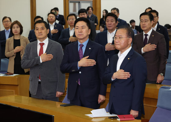 김기현 국민의힘 대표와 윤재옥 원내대표가 1일 오전 서울 여의도 국회 의원회관에서 열린 정책의원총회에서 국기에 경례를 하고 있다. 2023.9.1/뉴스1