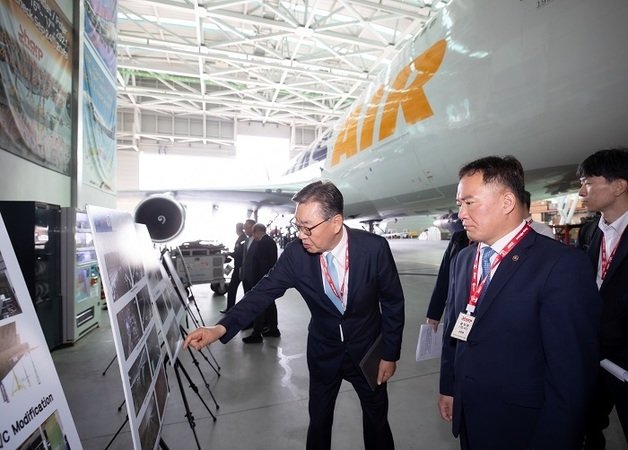 백원국 국토부 2차관(오른쪽)이 6일 인천공항에서 항공MRO 현장을 방문했다. 국토교통부 제공