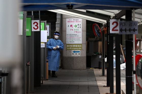 31일 오전 서울 용산구보건소에 마련된 코로나19 선별진료소에서 의료진이 피검사자를 기다리고 있다.  2023.8.31/뉴스1 ⓒ News1