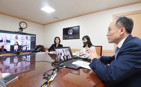 추경호 경제부총리 겸 기획재정부 장관이 5일 오후 서울 종로구 정부서울청사에서 IMF 연례협의 대표단 화상 면담을 하고 있다. (기획재정부 제공) 2023.9.5/뉴스1