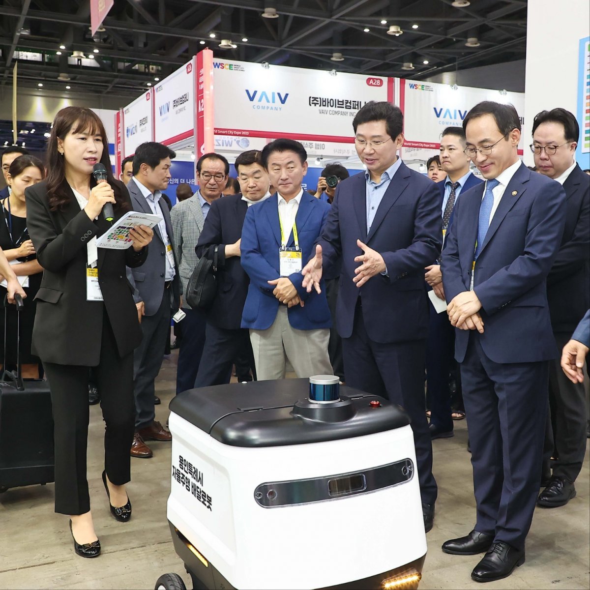 이상일 경기 용인시장이 6일 고양시 킨텍스(KINTEX)에서 열린 ’2023 월드 스마트시티 엑스포(World Smart City Expo Korea, WSCE 2023)’에 참석해 김오진 국토교통부 제1차관 등에게 지역 업체가 개발한 제품을 설명하고 있다. 용인시 제공