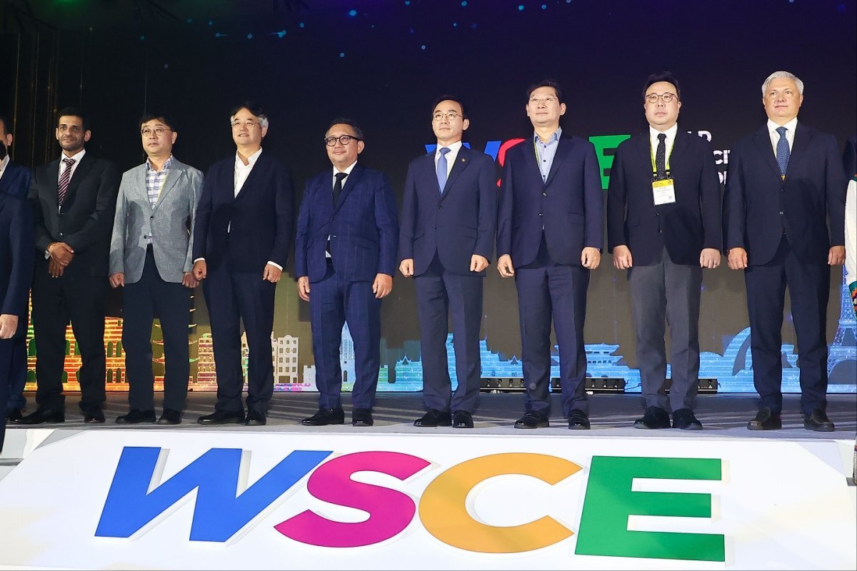 이상일 용인시장이 고양시 킨텍스(KINTEX)에서 열린 ’2023 월드 스마트시티 엑스포(World Smart City Expo Korea, WSCE 2023)’에 참석해 인사하고 있다. 용인시 제공