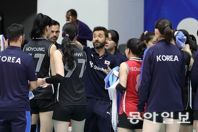 세사르 에르난데스 곤살레스 감독(가운데)과 한국 여자배구 국가대표 선수단. 아시아배구연맹(AVC) 제공