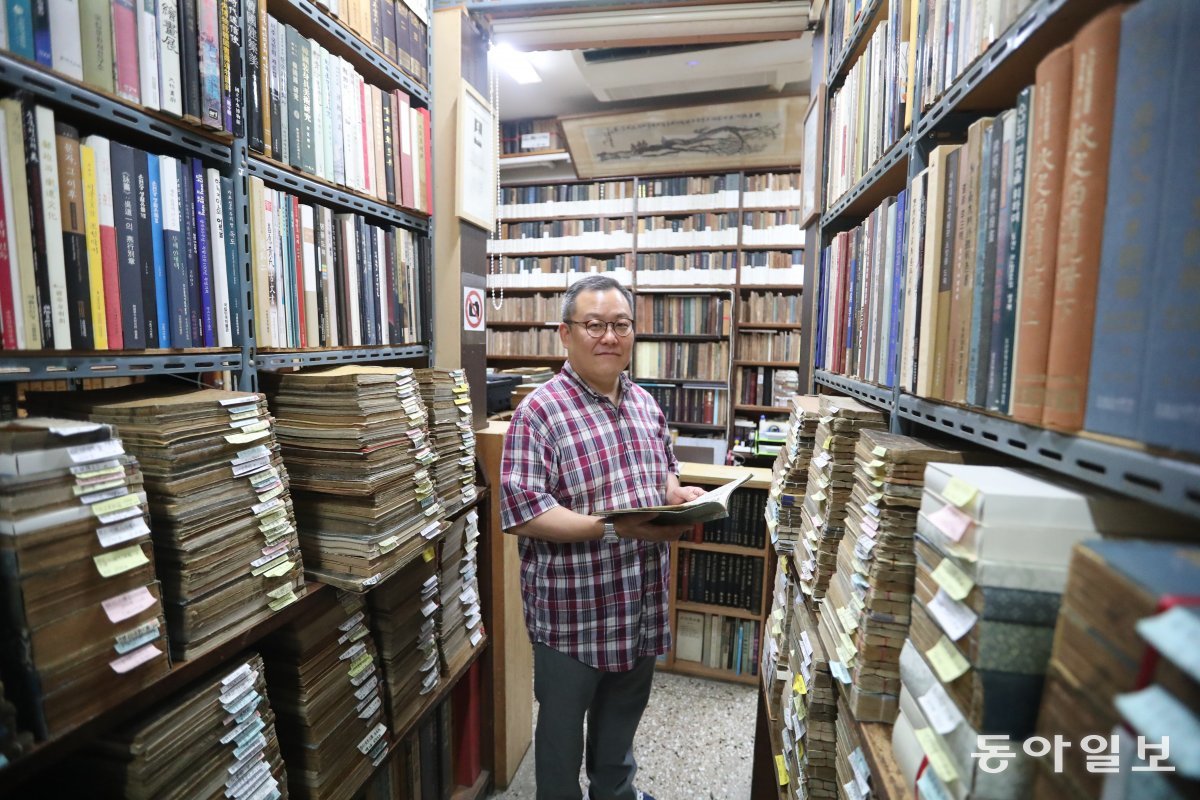 6일 오전 서울 종로구 인사동길의 고서적 전문서점 ‘통문관’에서 이종운 대표가 고서를 꺼내 점검하고 있다. 1934년 문을 연 통문관은 국내에서 가장 오래된 고서점으로 3대째 운영되고 있다. 김동주 기자 zoo@donga.com