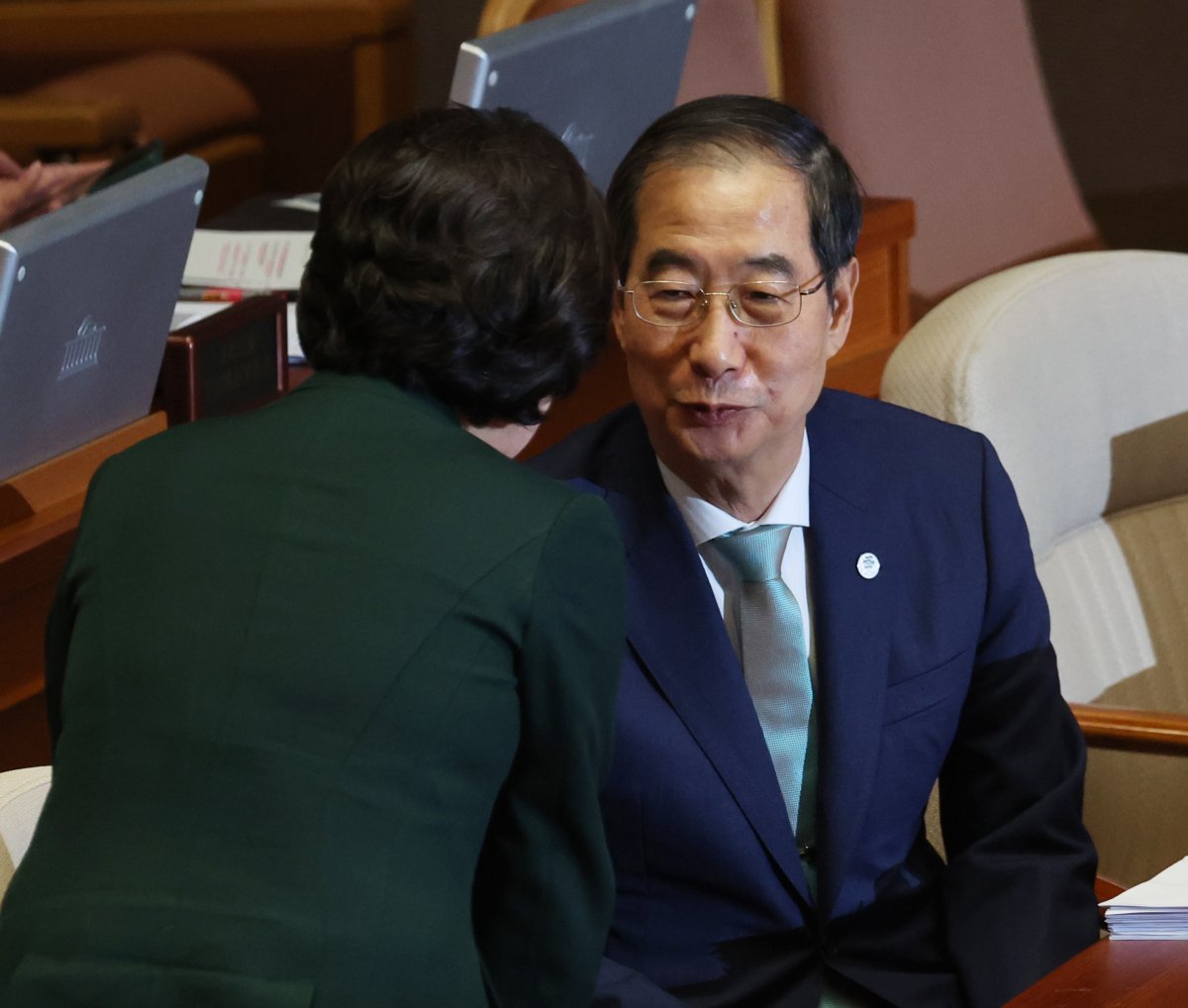 한덕수 국무총리가 6일 오후 서울 여의도 국회 본회의장에서 열린 외교·통일·안보분야 대정부질문에서 의원들과 대화를 하고 있다. 2023.9.6/뉴스1