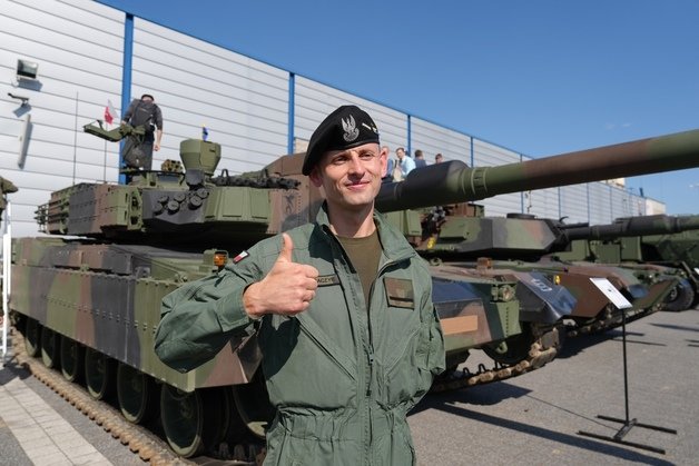 폴란드 육군 K-2 전차병(35세) 체자르 크라쳭이 지난 5일(현지시간) MSPO 전시장 외부의 K-2 전차 앞에서 엄지손가락을 세우고 있다. (한국방위산업진흥회 제공)