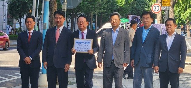 7일 서울 종로구 서울경찰청 민원봉사실 앞에서 당 미디어정책조정특별위원회와 가짜뉴스·괴담방지 특별위원회 관계자들이 사진 촬영 중이다 ⓒ 뉴스1