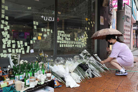 서울 관악구 신림동 ‘묻지마 흉기 난동’ 사건 현장에서 한 어린이가 이번 사건으로 희생 당한 피해자를 추모하며 헌화하고 있다. 뉴스1