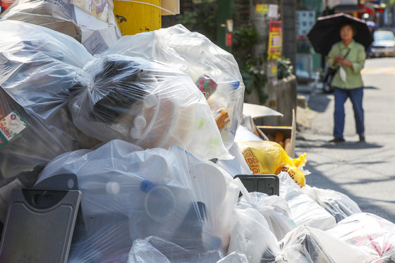 서울 마포구의 한 주택가에 투명 페트병과 플라스틱 용기, 캔 등 재활용 쓰레기가 분리되지 않고 혼합배출 돼 있다. (뉴스1 DB)