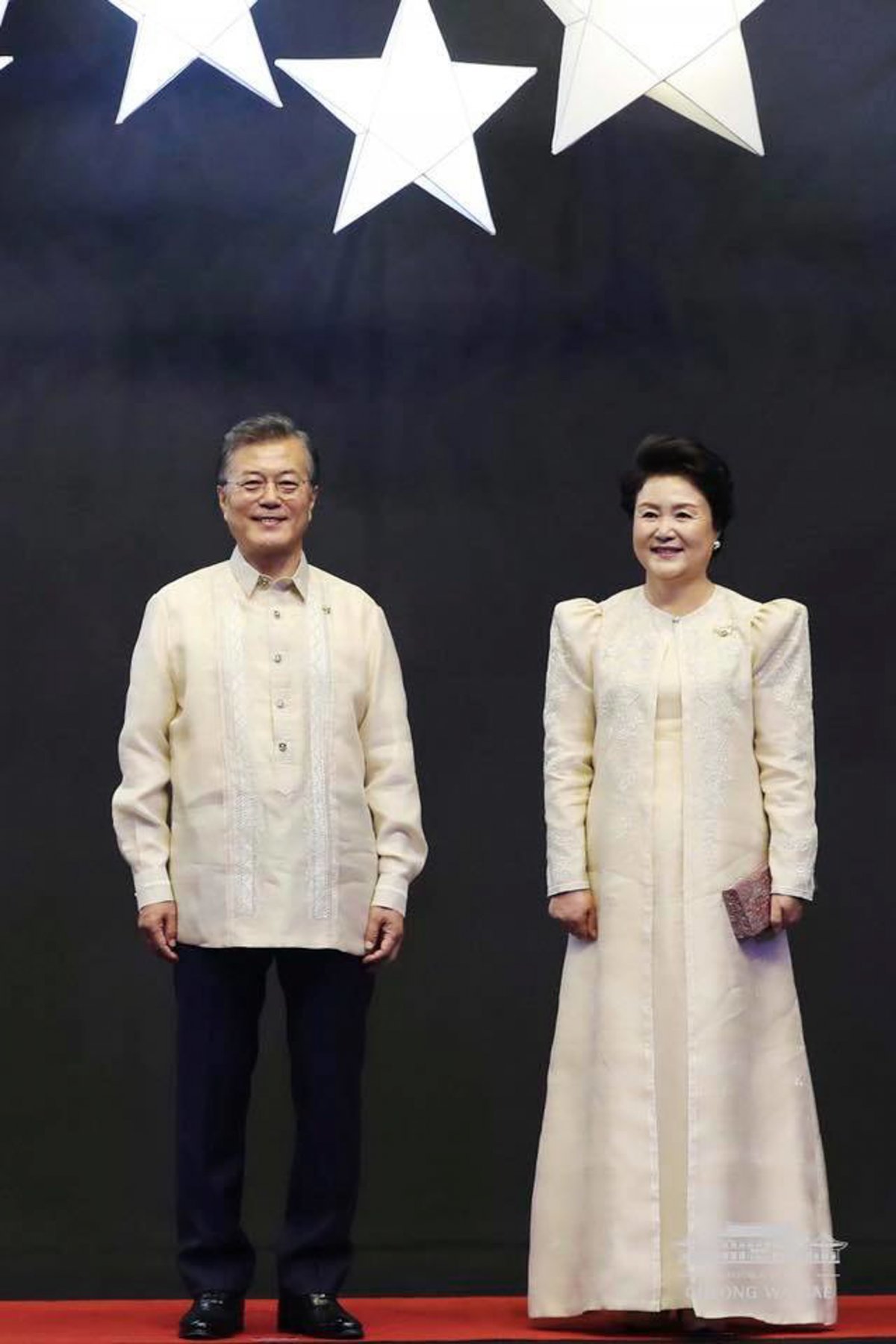 2017년 11월 13일 문재인 대통령과 김정숙 여사가 필리핀 마닐라 몰오브아시아 SMX 컨벤션 센터에서 열린 ‘아세안(ASEAN 동남아시아국가연합) 50주년 기념 갈라만찬’에 참석해 기념촬영을 하고 있다. 청와대 제공