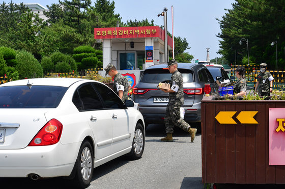 지난 7월20일 오전 해병대 1사단 서문 앞에 경북 예천군에서 실종자 수색 작전 도중 불의의 사고로 순직한 고 채 상병을 조문하기 위한 시민들의 발길이 이어지고 있다. 2023.7.20/뉴스1