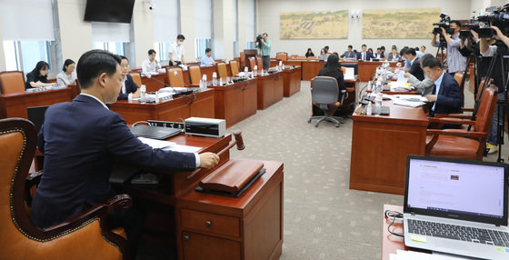 김영호 국회 교육위 법안심사소위원장이 7일 오전 서울 여의도 국회에서 열린 교육위원회 법안심사소위원회에서 의사봉을 두드리고 있다. 2023.9.7/뉴스1