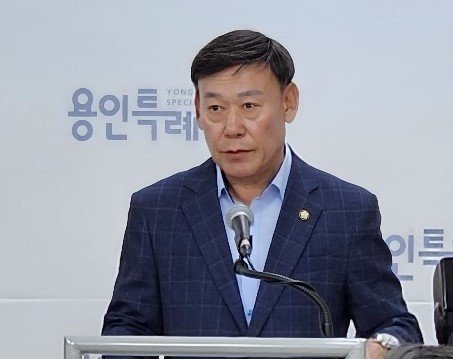 용인시 의회 ‘관광발전을 위한 의원연구단체’ 대표인 황재욱 의원이 말레이시아에 기준 이상의 술을 가져가다 적발돼 관세를 문 것과 관련해 사과 성명을 발표하고 있다. ⓒ News1