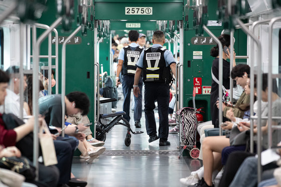 서울교통공사 지하철보안관들이 20일 서울 지하철 2호선 열차 내부를 순찰하고 있다.  (사진은 기사 내용과 관계없음) 2023.8.20 뉴스1