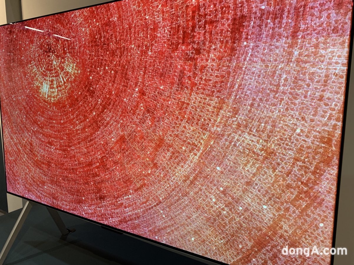 故 김환기 화백의 작품을 미디어아트로 재해석해 LG OLED TV로 선보인 ‘붉은 점화(14-III-72 #223)’. 사진=두가온 동아닷컴 기자 gggah@donga.com