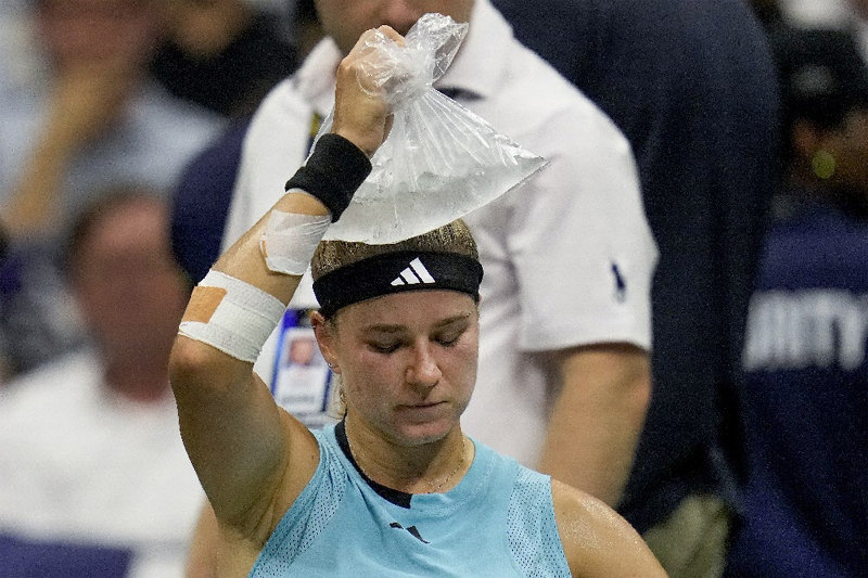 무더위와도 싸우는 US오픈 테니스 카롤리나 무호바(체코)도 전날 여자 단식 8강전 도중 얼음주머니를 꺼냈다. 뉴욕=AP 뉴시스