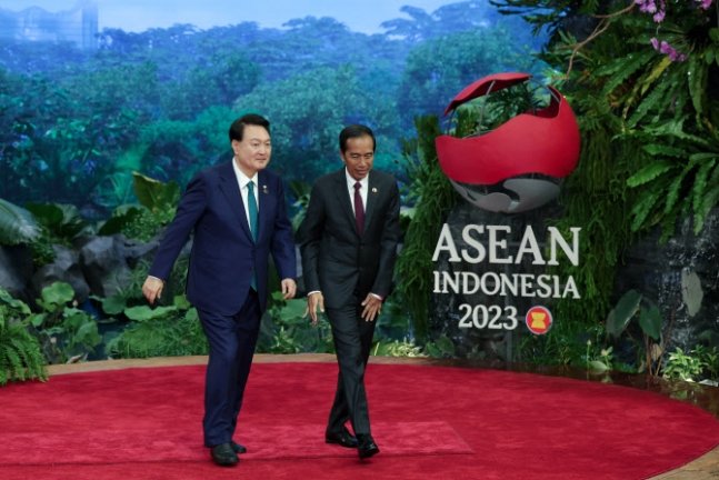윤석열 대통령이 6일(현지시간) 인도네시아 자카르타 컨벤션 센터(JCC)에서 열린 한·아세안(ASEAN·동남아시아국가연합) 정상회의에서 조코 위도도 인도네시아 대통령의 영접을 받고 있다.