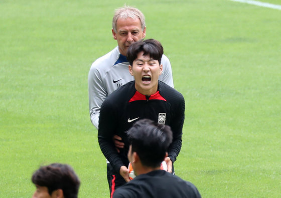 축구대표팀 이강인이 페루와의 평가전을 하루 앞둔 15일 부산 아시아드주경기장에서 훈련 도중 위르겐 클린스만 감독이 뒤에서 다가오자 화들짝 놀라고 있다. 2023.6.15 뉴스1