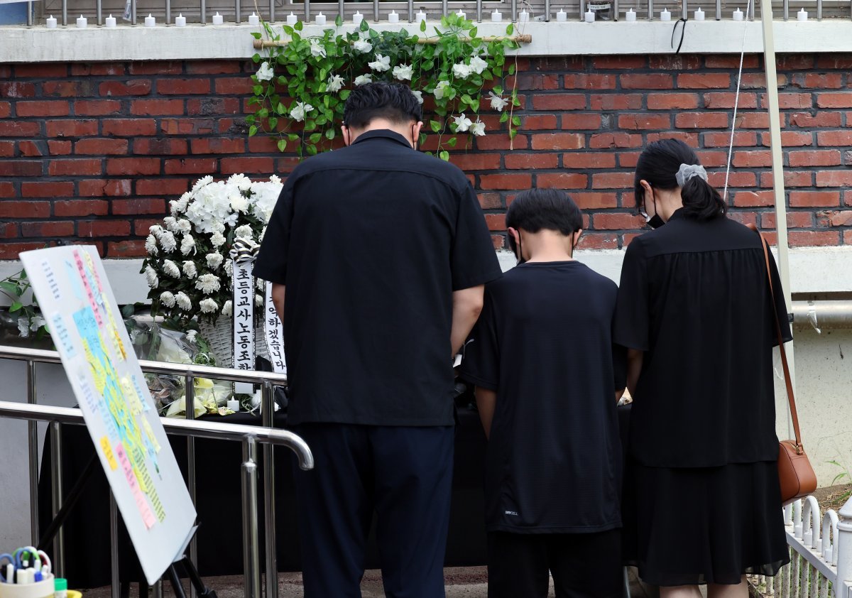 극단적 선택으로 숨진 서울 서초구 한 초등학교 교사의 추모 공간을 찾은 시민들. 뉴스1