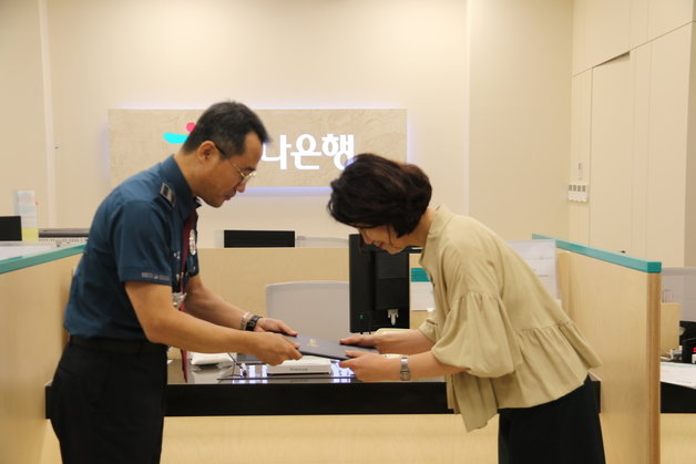 변민선 성동경찰서장이 7일 하나은행 옥수역지점을 찾아 감사장을 전달하고 있다. (성동경찰서 제공)