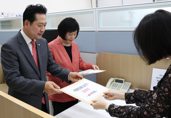 국민의힘 장동혁, 정경희 의원이 8일 오전 서울 여의도 국회 의안과에 대정부질문 중 ‘윤석열 대통령 탄핵’을 언급한 더불어민주당 설훈 의원과 태영호 의원에게 ‘막말’을 한 것으로 지목된 박영순 의원에 대한 징계안을 제출하고 있다. 2023.9.8 뉴스1