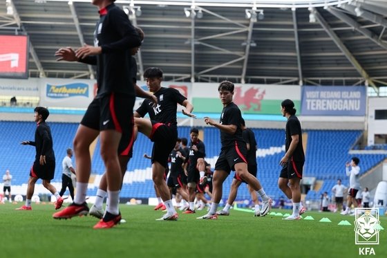 오현규를 비롯한 한국 축구대표팀 선수들이 웨일스와의 평가전을 앞둔 6일(현지시간) 영국 웨일스 카디프시티스타디움에서 훈련을 하고 있다. (대한축구협회 제공) 2023.9.7