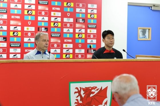 한국 축구대표팀의 위르겐 클린스만(왼쪽) 감독과 주장 손흥민이 웨일스와의 평가전을 앞둔 6일(현지시간) 영국 웨일스 카디프시티스타디움에서 공식 기자회견을 하고 있다. (대한축구협회 제공) 2023.9.7