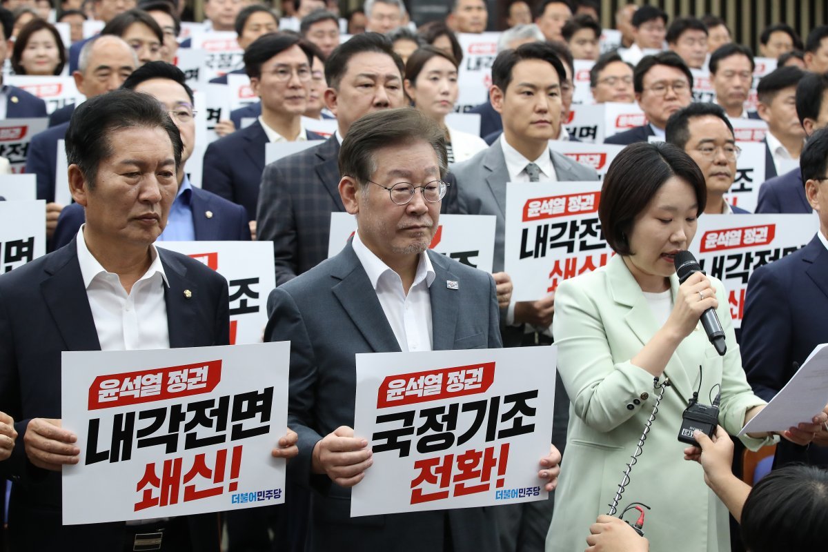 더불어민주당 이재명 대표와 민주당 의원들이 8일 오후 서울 여의도 국회에서 열린 의원총회에서 ‘윤석열 정권 국정기조 전환‘, ‘윤석열 정권 내각전면 쇄신‘ 등이 적힌 피켓을 들고 있다. 2023.9.8/뉴스1