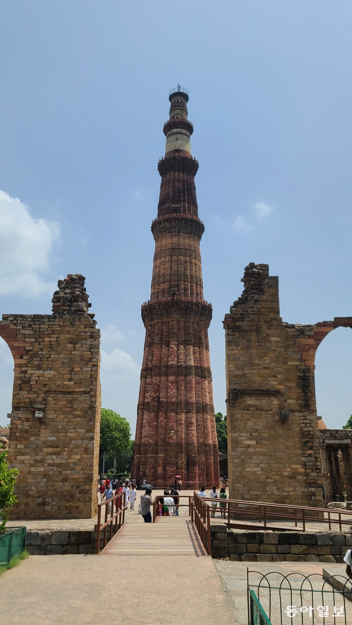이슬람의 힘을 상징하는 쿠트브미나르.  5층 석탑 구조이며 각 층 사이에는 조그마한 발코니가 설치돼 있다.