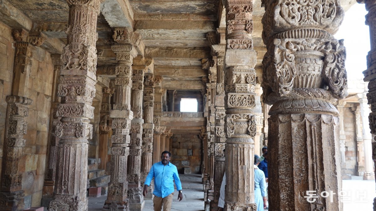 이슬람 모스크의 회랑 에 설치된 기둥들은  정교한 힌두교 양식  조각품이다.  모스크를 지을 당시 힌두교 사원의 건축  자재들을 그대로 이용했기 때문이다.