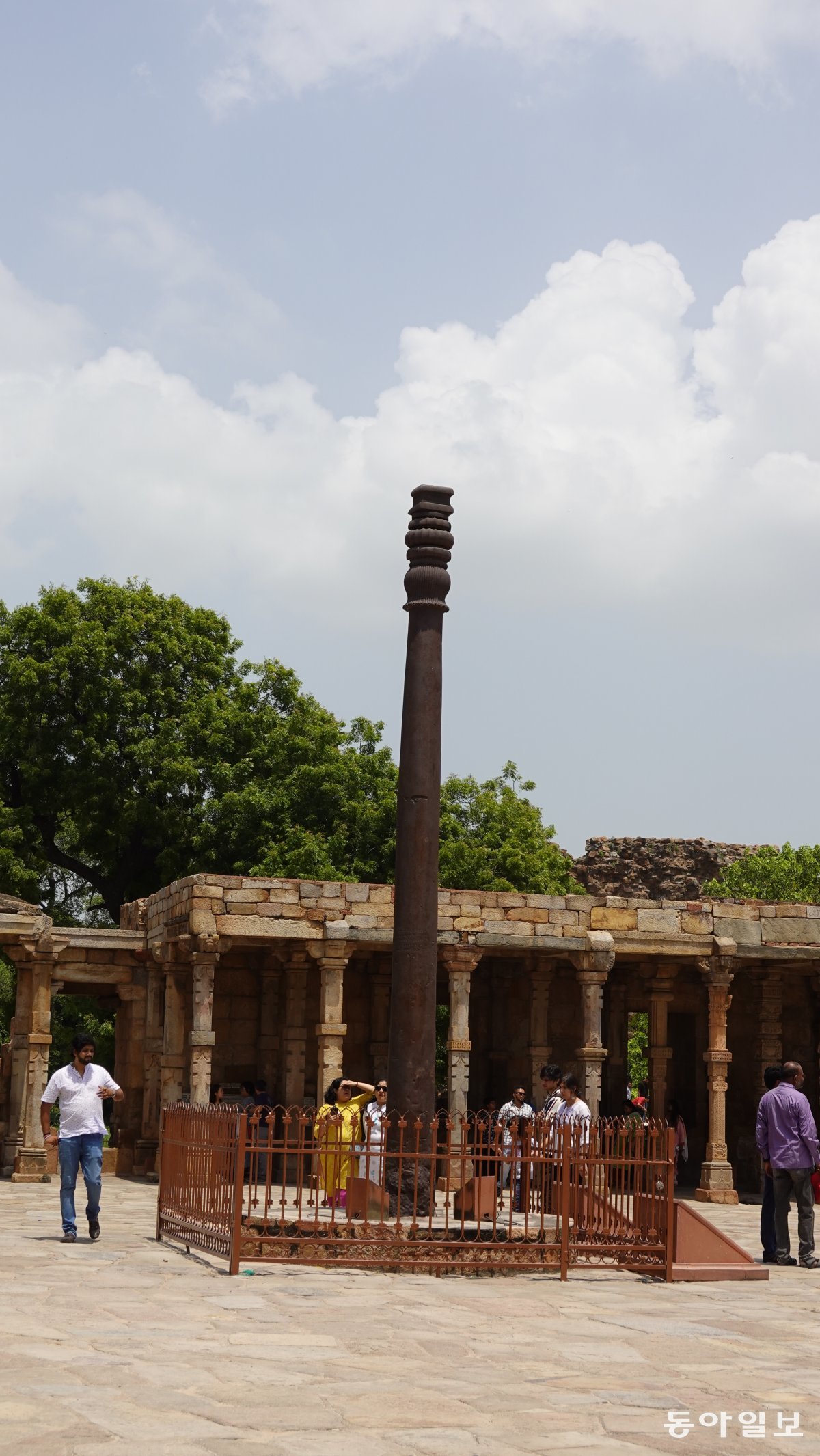힌두교의 영웅 찬드라굽타 2세 시대에 제작된 철기둥. 순도가 높아  녹슬지 않는 철주로 유명하다.