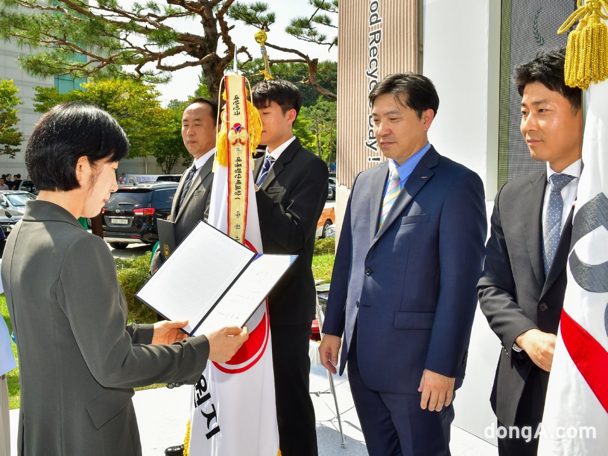 이석준 일동제약 청주공장장 상무(오른쪽에서 두 번째)가 한화진 환경부장관으로부터 표창장을 받고 있다.