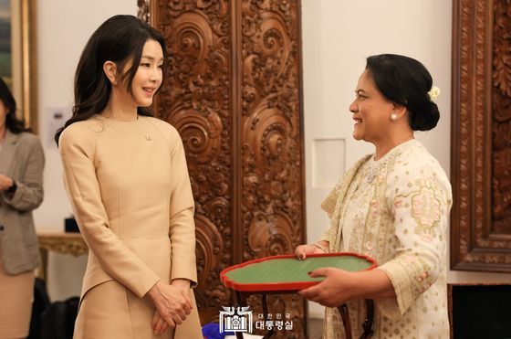 김건희 여사가 8일 오전(현지시간) 인도네시아 자카르타 대통령궁에서 이리아나 위도도 여사와 선물을 교환하고 있다. (대통령실 홈페이지) 2023.9.8/뉴스1