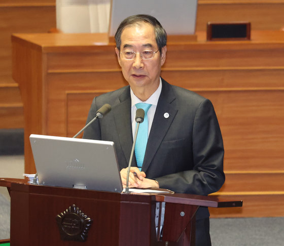 한덕수 국무총리가 8일 서울 여의도 국회 본회의장에서 열린 교육·사회·문화 대정부질문에서 안민석 더불어민주당 의원의 질의에 답변하고 있다. 2023.9.8 뉴스1