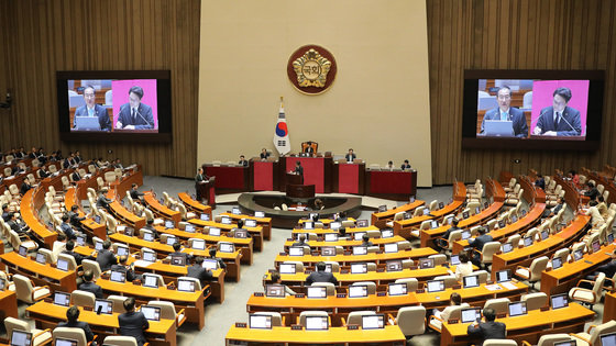 한덕수 국무총리가 8일 서울 여의도 국회에서 열린 제410회 국회(정기회) 제5차 본회의 교육·사회·문화 분야 대정부질문에서 안민석 더불어민주당 의원의 질문에 답하고 있다. 2023.9.8. 뉴스1