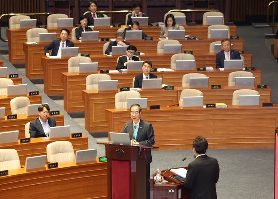 한덕수 국무총리가 8일 서울 여의도 국회 본회의장에서 열린 교육·사회·문화 대정부질문에서 안민석 더불어민주당 의원의 질의에 답변하고 있다. 2023.9.8. 뉴스1