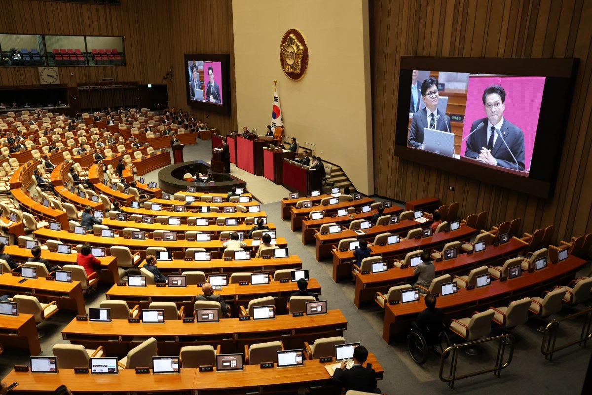 한동훈 법무부 장관이 8일 서울 여의도 국회 본회의장에서 열린 교육·사회·문화 대정부질문에서 더불어민주당 안민석 의원의 질의에 답변하고 있다. 2023.9.8/뉴스1