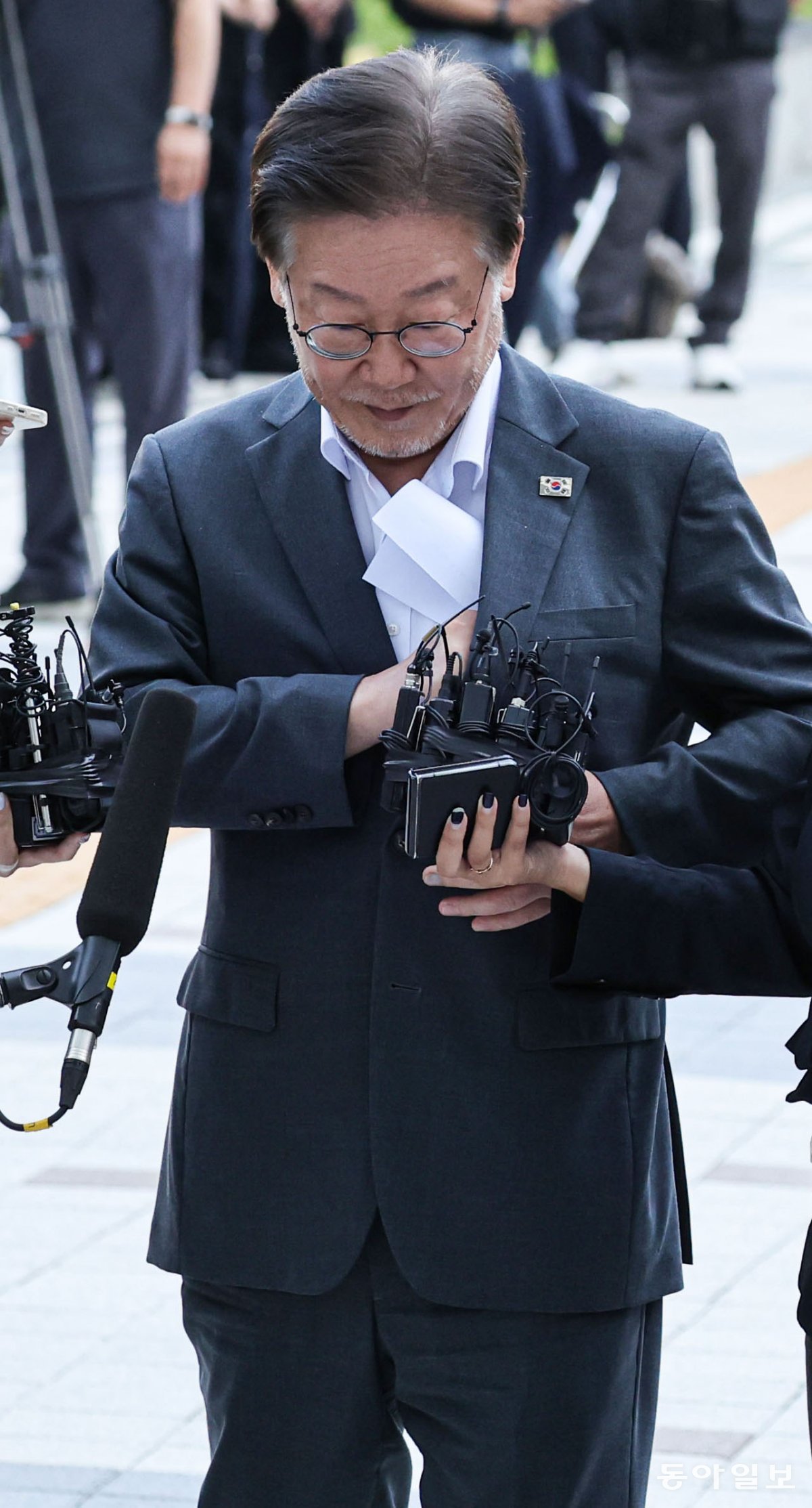 이재명 더불어민주당 대표가 수원지방검찰청 입구에 마련된 포토라인에서 성명서를 읽은 뒤 검찰 청사로 이동하고 있다. 박형기 기자 oneshot@donga.com