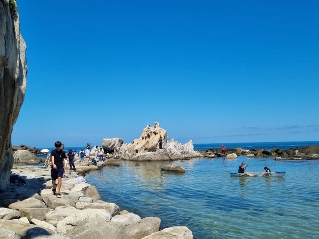 9월 둘째주 주말인 9일 강원 강릉시 주문진읍 소돌항 인근 아들바위공원에 가족단위 관광객들이 나들이를 즐기고 있다. 2023.9.9 뉴스1