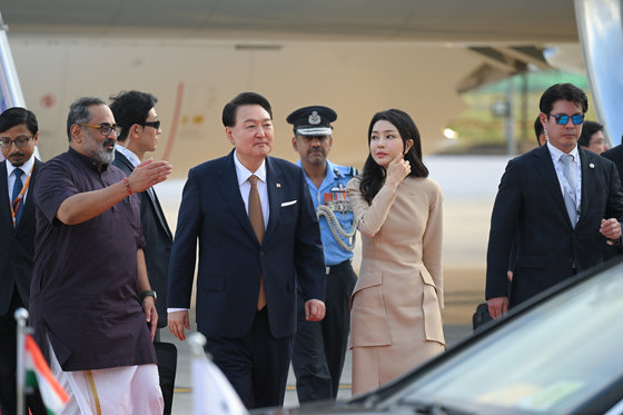 윤석열 대통령과 김건희 여사가 지난 8일(현지시간) G20 정상회의가 열리는 인도 뉴델리 팔람 공군공항에 도착하고 있다. (대통령실 제공) 2023.9.9/뉴스1