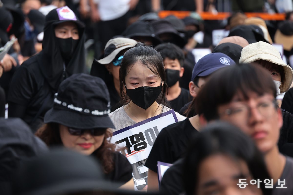 한 집회 참가자가 4일 오후 여의도 국회 앞 도로에서 숨진 서이초 교사의 추모 집회에서 눈물을 흘리고 있다. 사진=박형기 기자