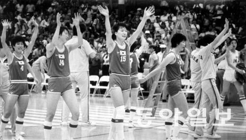 박찬숙 감독을 비롯한 한국 선수들이 1984년 LA 올림픽 중공전에서 승리한 뒤 두 팔을 벌려 환호하고 있다. 동아일보 DB