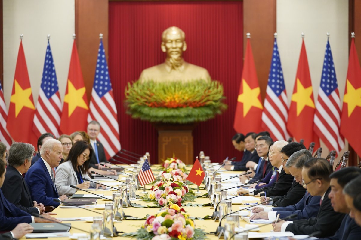 10일 베트남 하노이에 도착한 조 바이든 미국 대통령이 공산당 본부에서 응우옌 푸 쫑 공산당 서기장(오른쪽)과 정상회담을 하고 있다. 바이든 대통령은 이틀간의 일정으로 베트남을 방문했다. 2023.09.10.  하노이=AP/뉴시스
