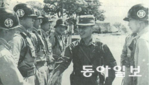 1952년 10월 벌어진 백마고지 전투 당시 자신이 지휘하는 9사단 장병들을 격려하는 김종오 장군(가운데). 동아일보DB