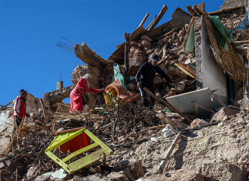 처참하게 무너진 마을 10일(현지 시간) 모로코 중부 마라케시 물라이브라힘 마을에서 주민들이 8일 심야에 발생한 규모
 6.8 강진으로 처참하게 무너져 내린 건물 잔해 사이를 위태롭게 걸어가고 있다. 북아프리카에서 발생한 120여 년 만의 최대 
규모 지진으로 모로코에서는 이날 낮 12시 현재 사망자와 부상자가 각각 2000명을 넘었다. 진앙에서 약 71km 떨어져 있으며 
세계적인 관광지인 중세 고도 마라케시에서는 수백 명의 사상자가 발생하고 문화유적이 훼손됐다. 게티이미지코리아