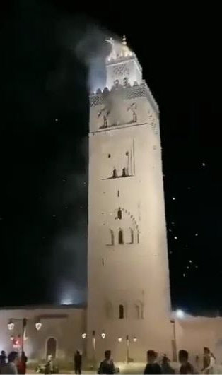8일(현지 시간) 발생한 모로코 강진으로 ‘마라케시의 지붕’이라고 불리는 쿠투비아 모스크의 첨탑에 금이 갔다. X(옛 트위터) 캡처